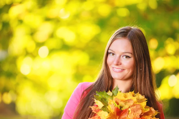 Herbstzeit. Porträt einer Frau mit einem Strauß herbstlicher Blätter — Stockfoto