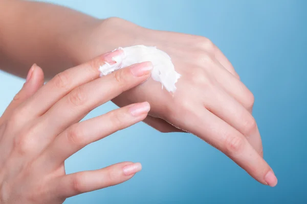 Cuidado de la piel. Palmeras femeninas con crema hidratante. — Foto de Stock