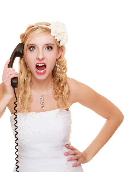 Matrimonio. Arrabbiato donna furia sposa parlando al telefono — Foto Stock