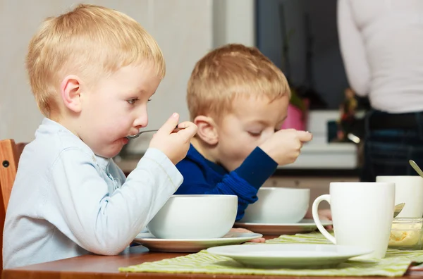 Meninos crianças crianças comendo flocos de milho refeição do café da manhã na mesa — Fotografia de Stock