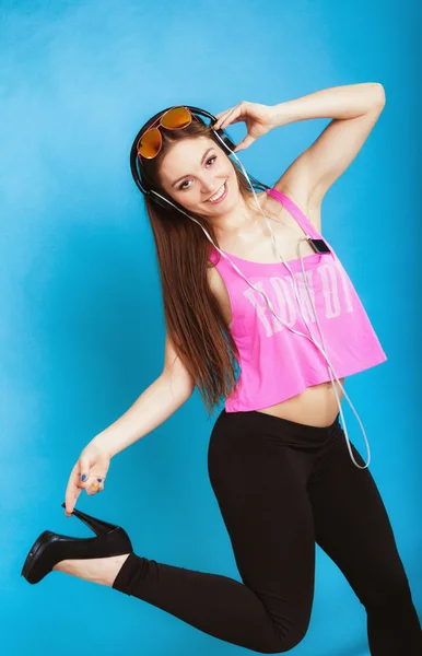 Fashion teen girl listen music mp3 relax happy and dancing — Stock Photo, Image