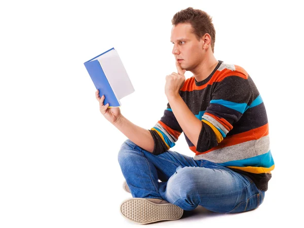 Estudante do sexo masculino lendo um livro se preparando para o exame isolado — Fotografia de Stock