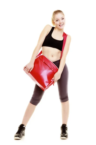 Ευτυχισμένος σπορ κορίτσι κρατά την τσάντα γυμναστηρίου κόκκινο έτοιμος για γυμναστήριο άσκηση — Φωτογραφία Αρχείου