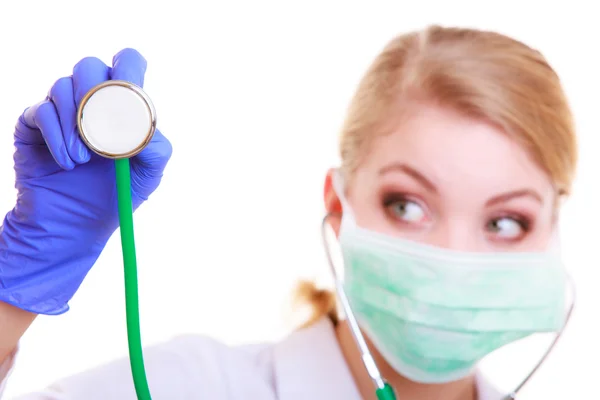 Mujer con máscara y bata de laboratorio. Enfermera doctora con estetoscopio . — Foto de Stock