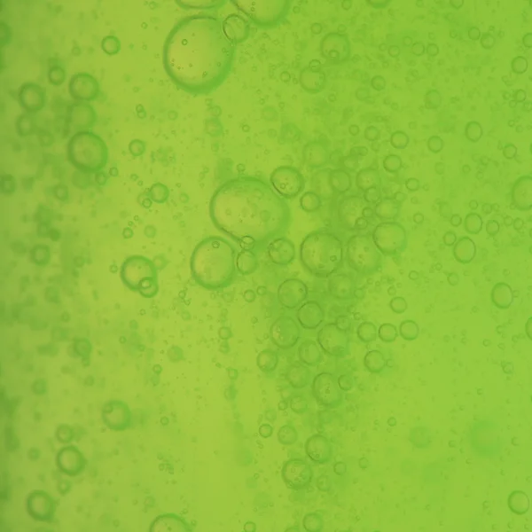 Bolle di sapone verde fondo liquido — Foto Stock