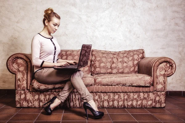 Mujer de negocios usando computadora. Internet tecnología para el hogar. Foto vintage. — Foto de Stock