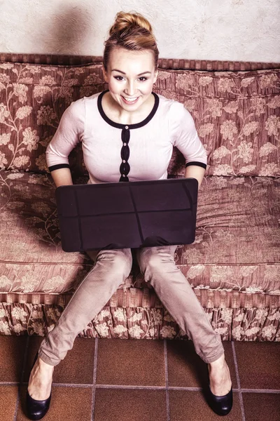 Mujer de negocios usando computadora. Internet tecnología para el hogar. Foto vintage. — Foto de Stock