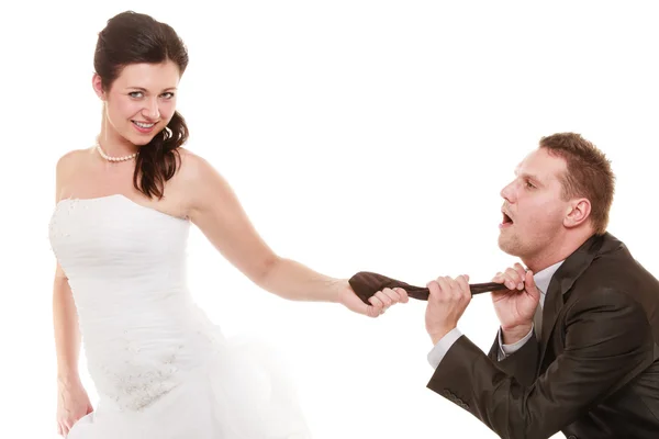 Pernikahan. Pengantin menarik dasi pengantin pria. Emansipasi — Stok Foto