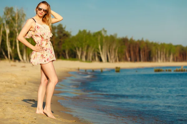 Zomervakantie. Meisje alleen op het strand. — Stockfoto