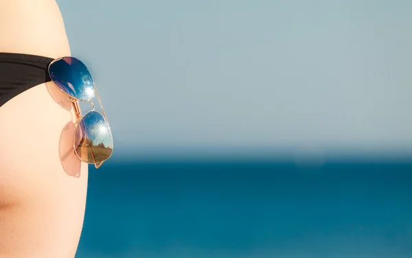 Letnie wakacje. zbliżenie kobiece pośladki na plaży — Zdjęcie stockowe