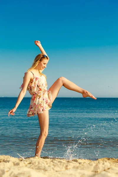 Letní prázdniny. dívka baví na pobřeží moře — Stock fotografie