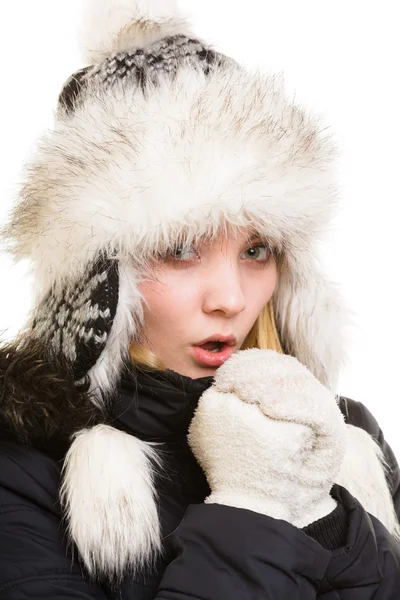 Winterurlaub. Frierendes Mädchen wärmt ihre Hände. — Stockfoto