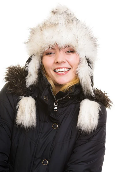 Зимние каникулы. Веселая девушка в теплой одежде . — стоковое фото