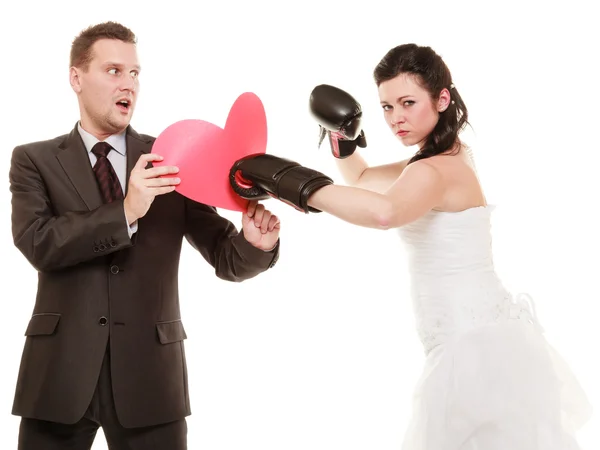 Pareja de bodas. Novia boxeo corazón del novio . — Foto de Stock