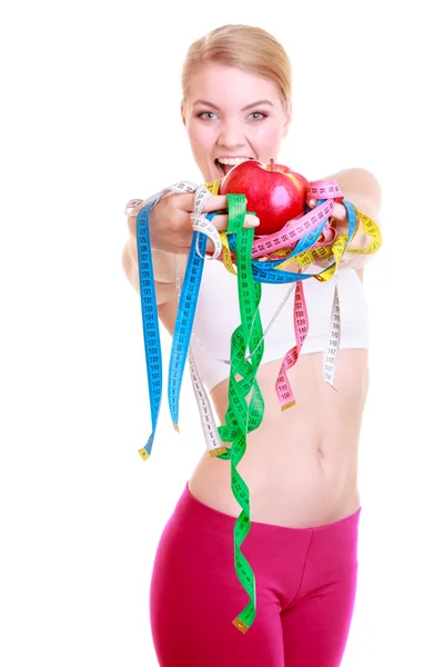 Renkli ölçü kasetleri meyve tutan Kız Fitness kadın uygun — Stok fotoğraf