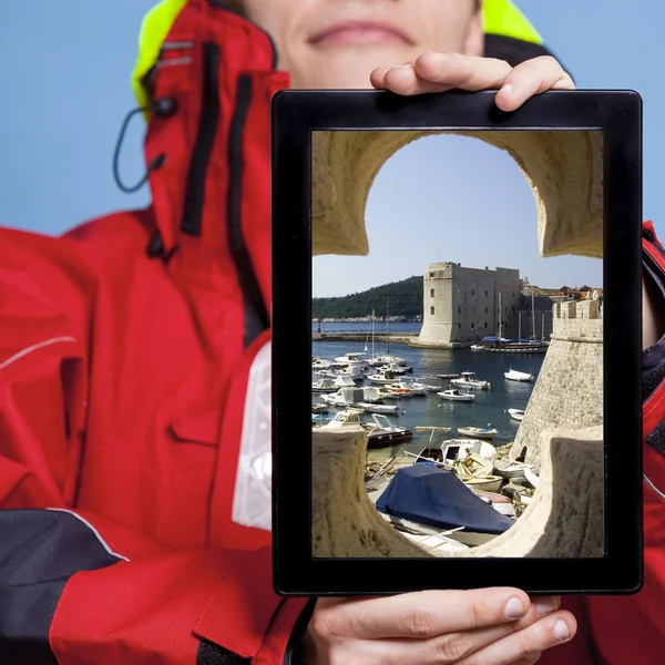 Muž ukazuje Dubrovníku v Chorvatsku na tabletu. cestování. — Stock fotografie