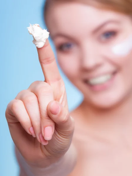 Cuidado com a pele. Menina aplicando creme hidratante. — Fotografia de Stock