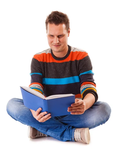 Manlig student läser en bok som förbereder för examen isolerade — Stockfoto