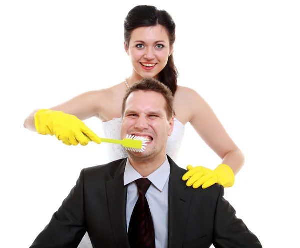 Myšlenka emancipace. žena čistit zuby jejího muže, humor — Stock fotografie