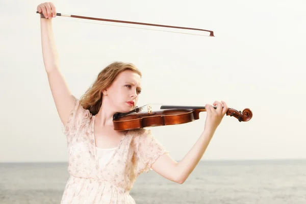 The blonde girl with a violin outdoor — Stock Photo, Image