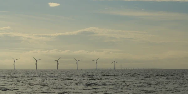 Parque gerador de energia de turbinas eólicas no mar — Fotografia de Stock