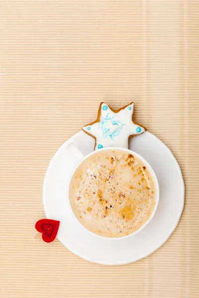Bílý šálek na kávu vánoční perník dort symbol hvězdy srdce love — Stock fotografie