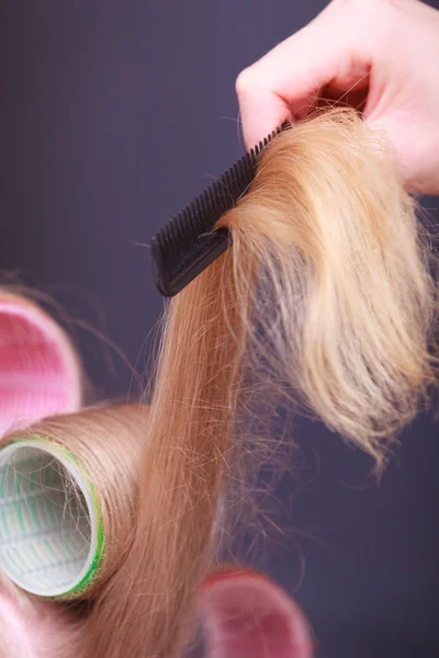 Kvinnlig blond hår huvud papiljotter rullar frisör skönhetssalong — Stockfoto