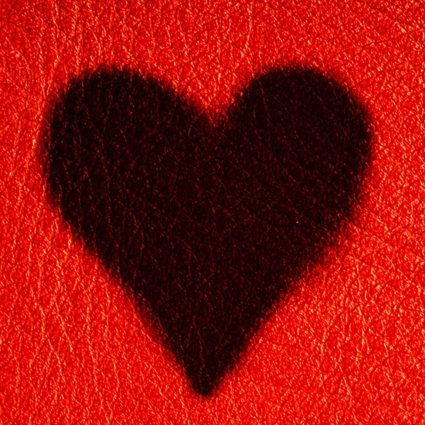 Carte de Saint Valentin. coeur amour symbole sur fond de cuir rouge — Photo