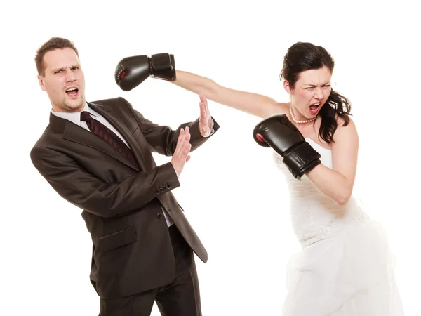 Pareja de bodas. Novia de boxeo novio. Conflicto . — Foto de Stock