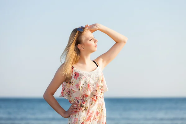 Vacaciones de verano. Chica de pie solo en la playa. — Foto de Stock