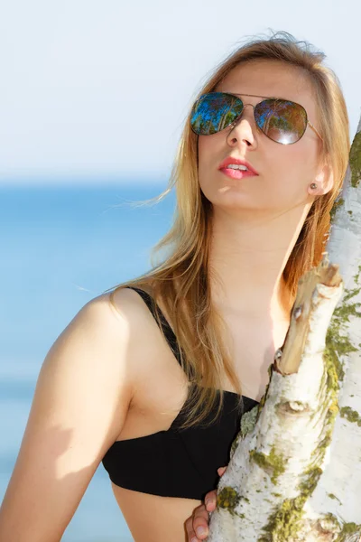 Yaz tatili. Sahilde duran bikinili kız. — Stok fotoğraf