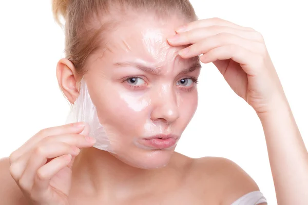 Mujer chica en la máscara de la piel facial. Cuidado de la piel. — Foto de Stock