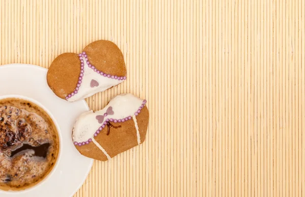 Cup koffie bikini ondergoed peperkoek koekje op bamboe mat — Stockfoto
