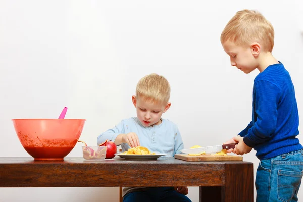 Blond boys children kids with kitchen knife cutting fruit apple — Stock Photo, Image