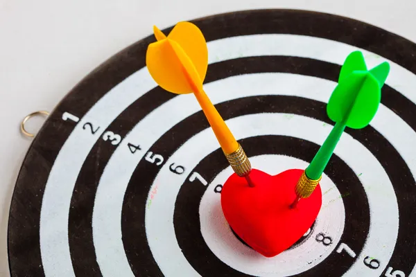 Zwart wit doel met twee darts in liefde hartsymbool als bullseye — Stockfoto