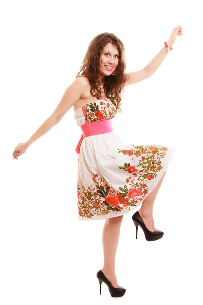 Volledige lengte grappige vrouw meisje in floral zomerjurk geïsoleerd. mode. — Stockfoto