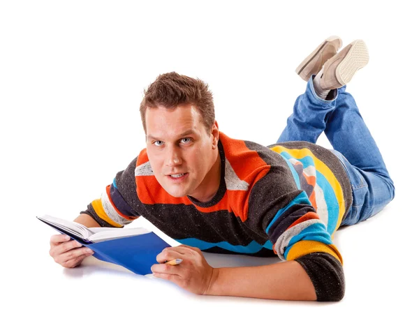 Estudiante masculino leyendo un libro preparándose para el examen aislado —  Fotos de Stock