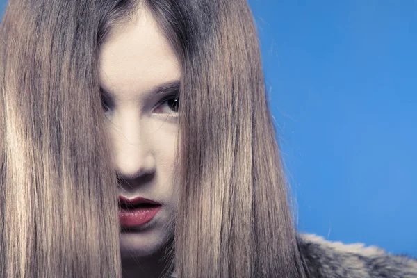 Depression. porträtt sorgliga känslomässiga flicka som täcker ansiktet med långt hår — Stockfoto