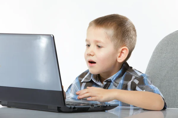 Adicción a la computadora niño con portátil portátil —  Fotos de Stock