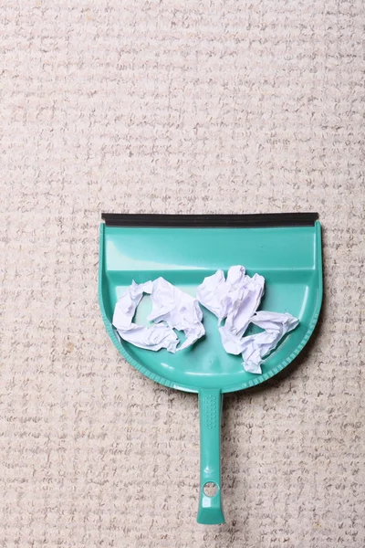 Limpeza. Pó verde com lixo, trabalhos domésticos — Fotografia de Stock