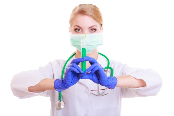 Kvinna i mask och lab kappa. läkare sjuksköterska med spruta. — Stockfoto