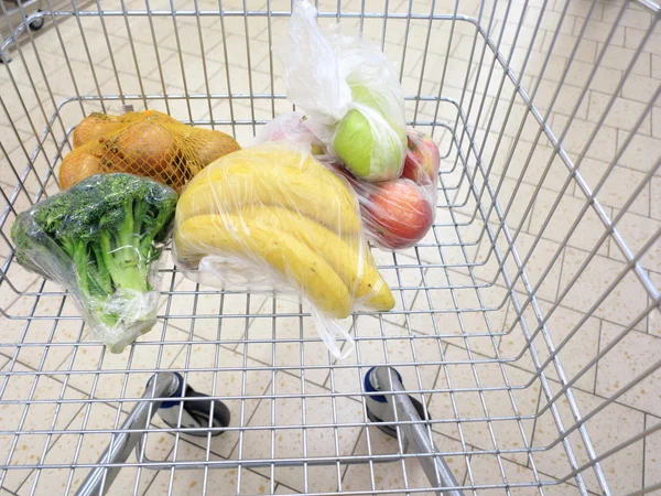 Nákupní košík s potravinami v supermarketu — Stock fotografie