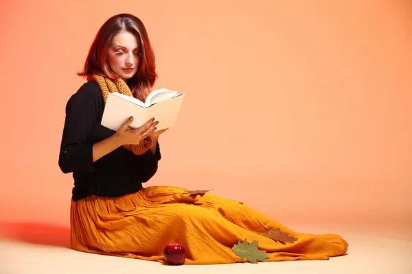 Otoño moda chica con libro naranja pestañas —  Fotos de Stock