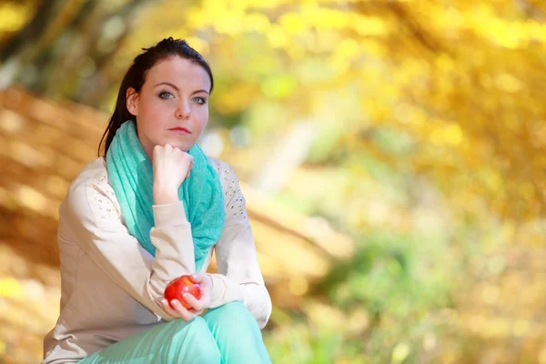 Ung flicka som kopplar av i höstparken. Begreppet höst livsstil. — Stockfoto