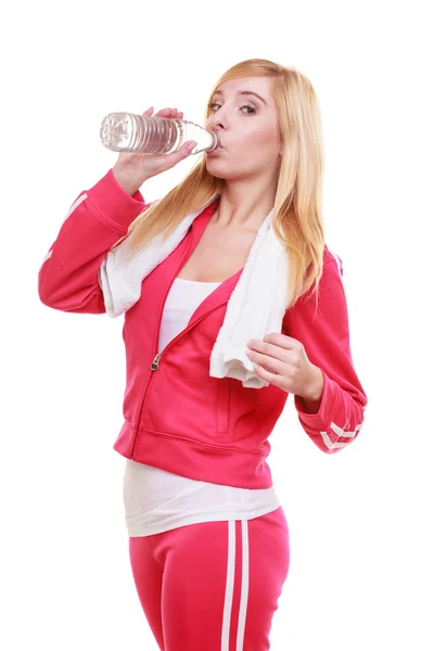 Fitness vrouw sport meisje met handdoek drinkwater uit de fles geïsoleerd — Stockfoto