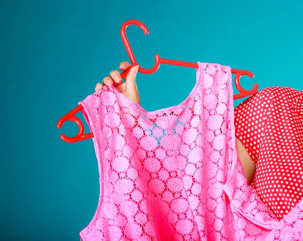 Крупный план розового платья в женской руке. Продажа розничной торговли . — стоковое фото