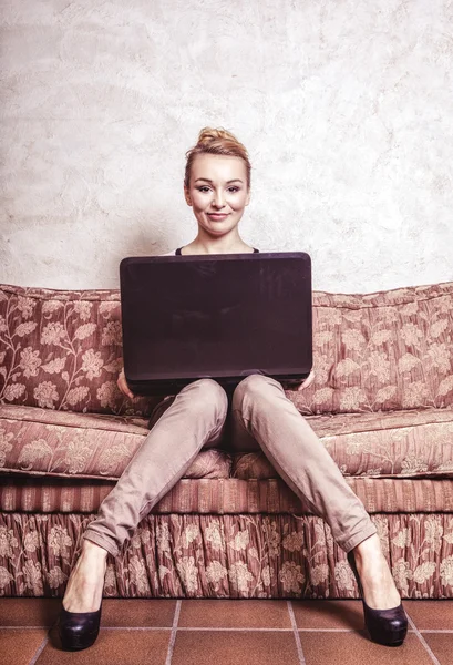 Femme d'affaires utilisant un ordinateur. Internet technologie de la maison. Photo vintage. — Photo