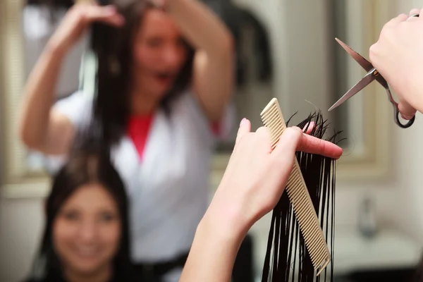 Kadeřnice stříhání vlasy žena klient v kadeřnictví kosmetický salon — Stock fotografie