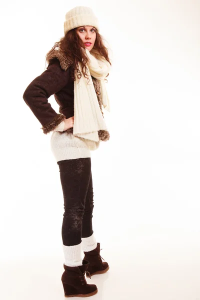 Зимняя одежда. Полная длина кудрявая девушка в теплой одежде — стоковое фото