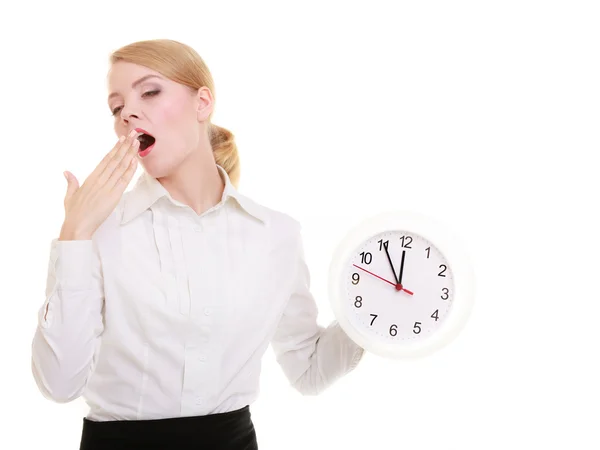 Overwerkte zakenvrouw tonen klok en geeuwen. tijd. — Stockfoto